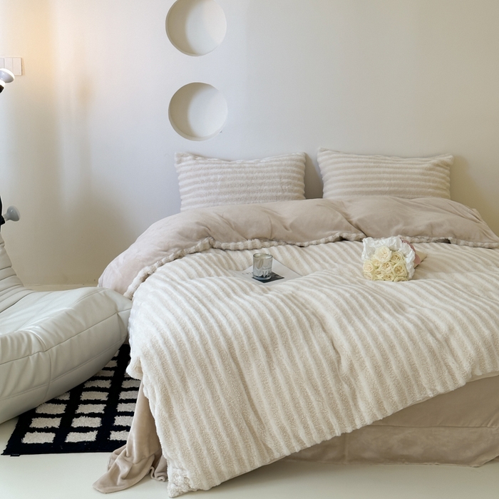 91家纺网 家纺一手货源 找家纺 玛奇朵 2023新款秋冬新品色织泰兔绒系列四件套 泰兔绒-条纹米白