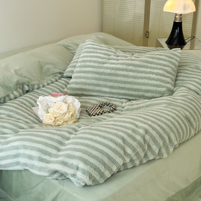 91家纺网 家纺一手货源 找家纺 玛奇朵 2023新款秋冬新品色织泰兔绒系列四件套 泰兔绒-条纹绿