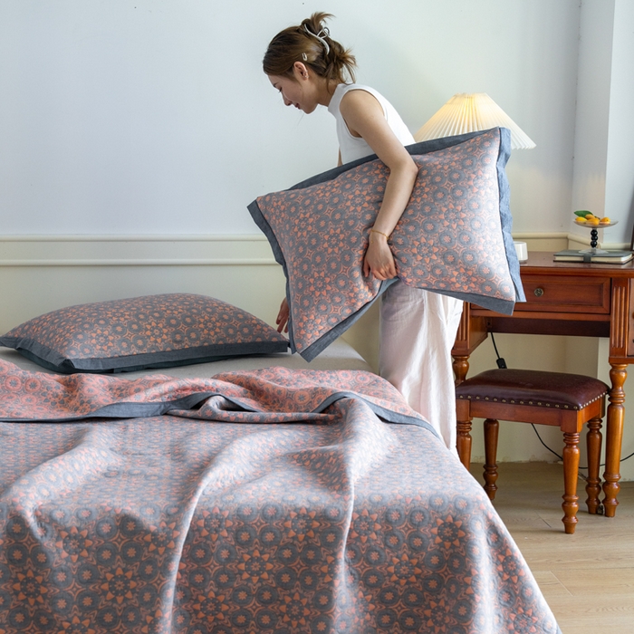 91家纺网 家纺一手货源 找家纺 棠薇 2023新款秋冬全棉三层纱床盖多功能纱布毯 太阳神橙蓝