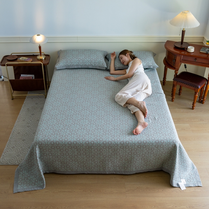 91家纺网 家纺一手货源 找家纺 棠薇 2023新款秋冬全棉三层纱床盖多功能纱布毯 太阳神湖灰