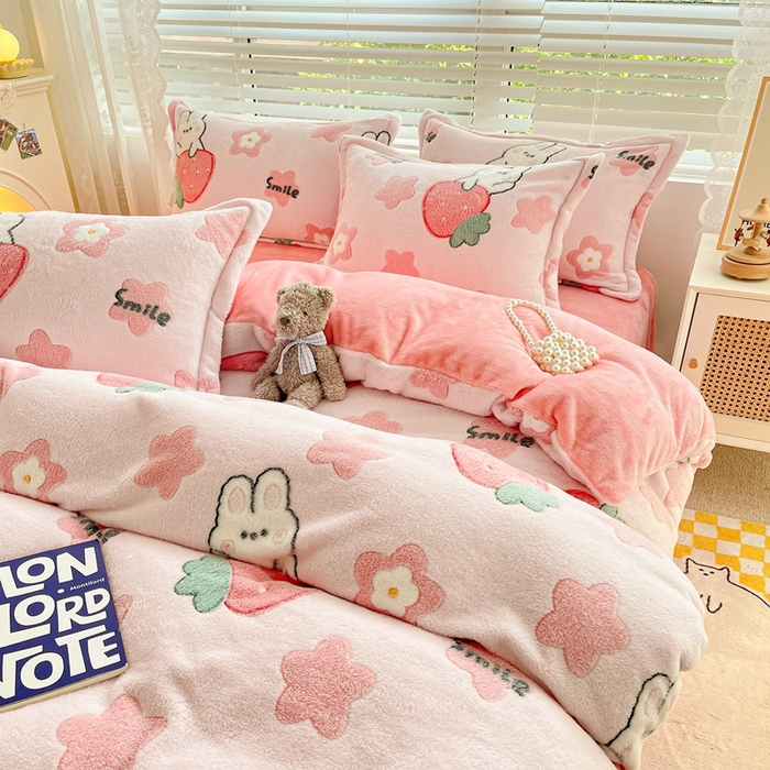 91家纺网 家纺一手货源 找家纺 苏拉家居 2023新款5D雕花雪花绒四件套 草莓兔