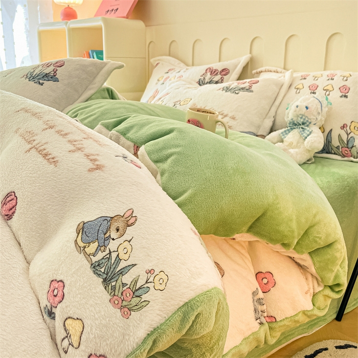 91家纺网 家纺一手货源 找家纺 苏拉家居 2023新款5D雕花雪花绒四件套 采花小兔