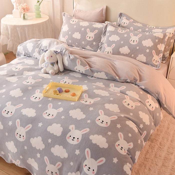 91家纺网 家纺一手货源 找家纺 简如 2025新款冰岛臻绵绒印花系列单被套牛奶绒单被套 菲菲兔