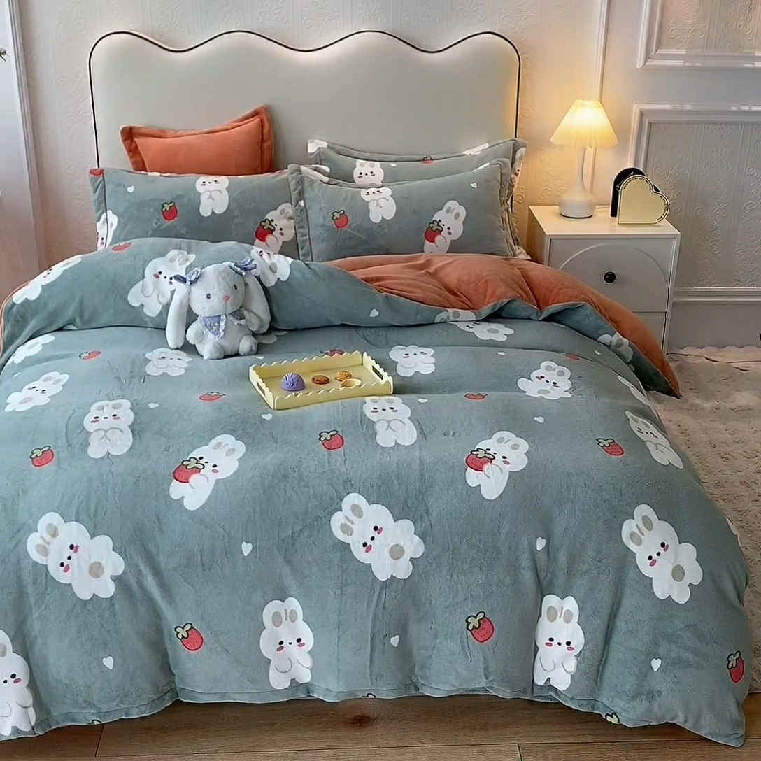 91家纺网 家纺一手货源 找家纺 2025新款冰岛臻棉绒印花系列牛奶绒小号三件套 草莓兔-绿