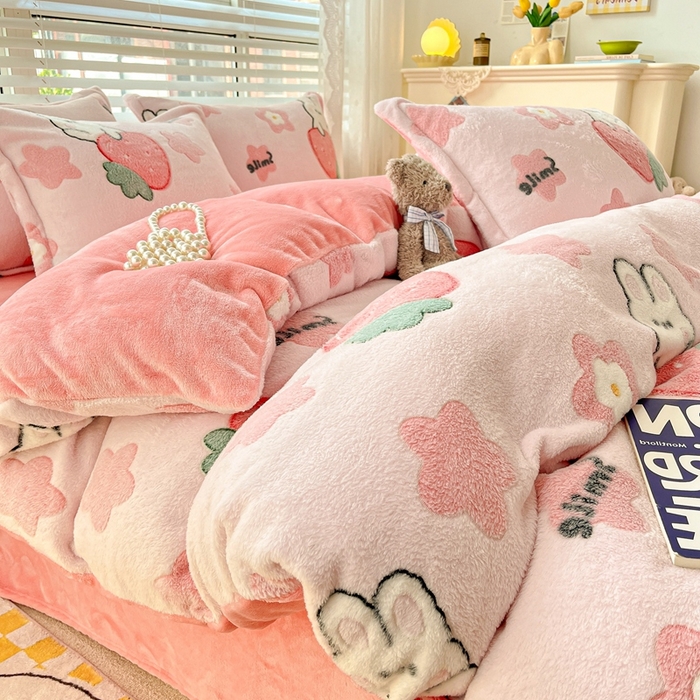 91家纺网 家纺一手货源 找家纺 苏拉家居 2023新款5D雕花雪花绒四件套 草莓兔