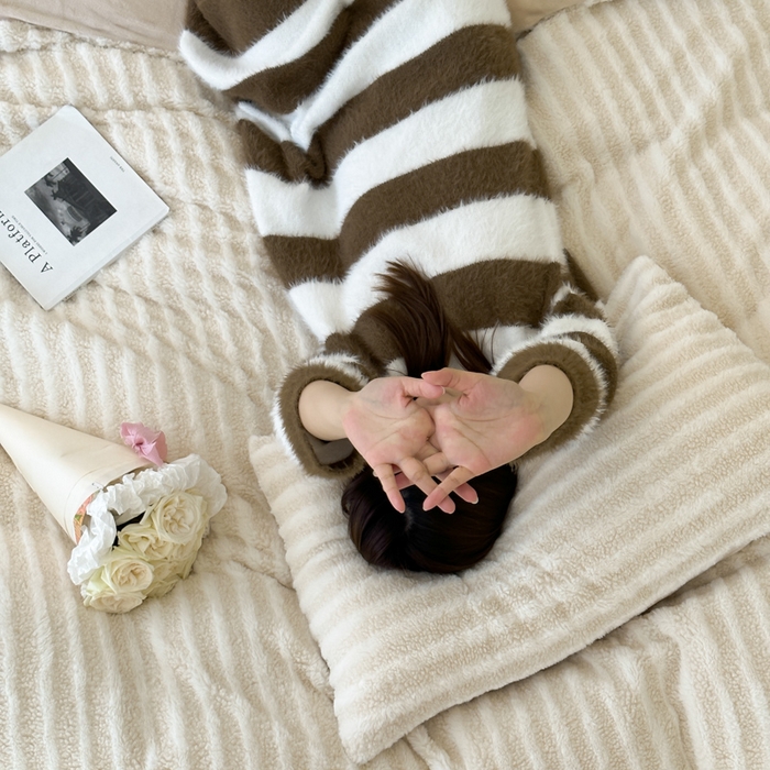 91家纺网 家纺一手货源 找家纺 玛奇朵 2023新款秋冬新品色织泰兔绒系列四件套 泰兔绒-条纹米白