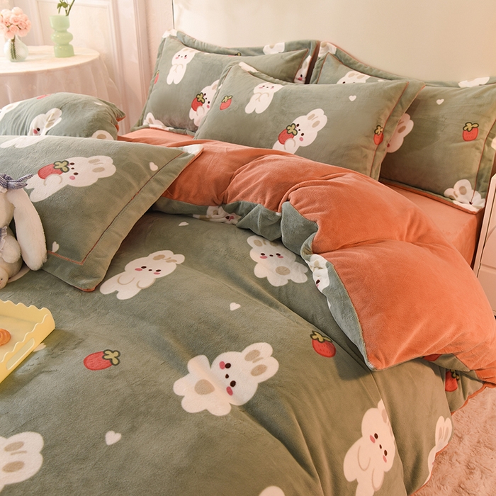 91家纺网 家纺一手货源 找家纺 2025新款冰岛臻棉绒印花系列牛奶绒小号三件套 草莓兔-绿