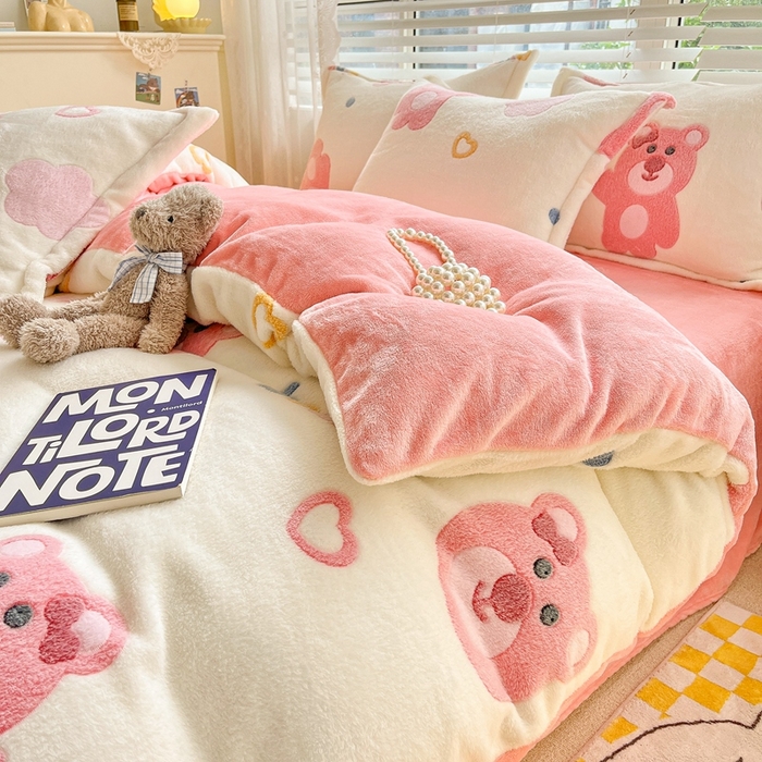 91家纺网 家纺一手货源 找家纺 苏拉家居 2023新款5D雕花雪花绒四件套 草莓熊