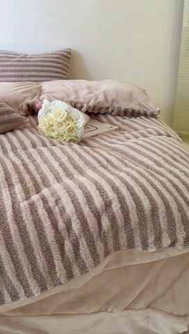 91家纺网 家纺一手货源 找家纺 玛奇朵 2023新款秋冬新品色织泰兔绒系列四件套 泰兔绒-条纹咖