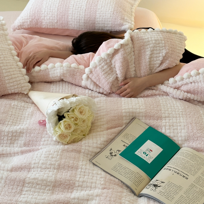 91家纺网 家纺一手货源 找家纺 玛奇朵 2023新款秋冬新品泰兔绒提花-朵以系列四件套 朵以-粉