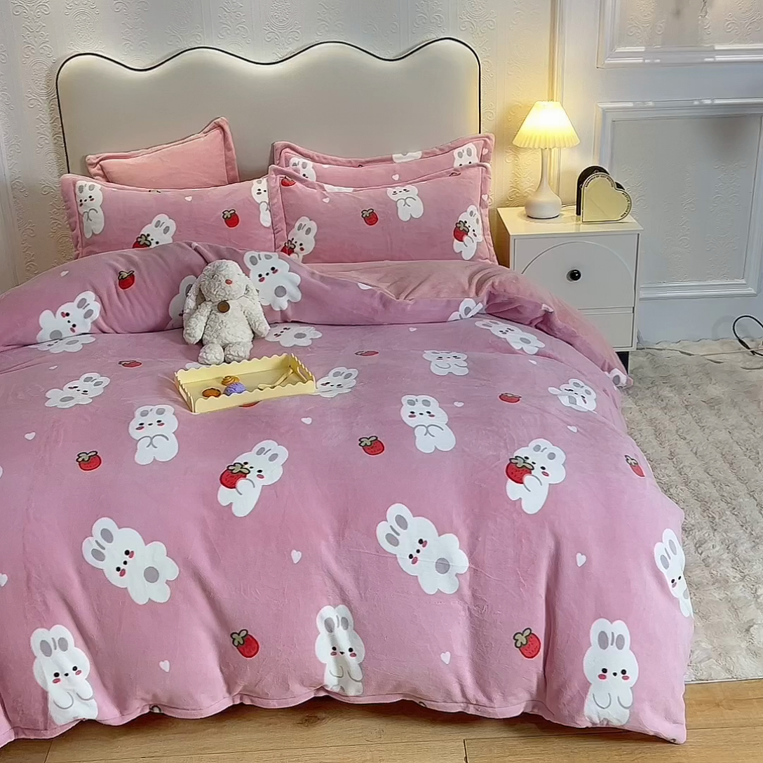 91家纺网 家纺一手货源 找家纺 简如 2025新款冰岛臻绵绒印花系列单被套牛奶绒单被套 草莓兔-苏桃粉