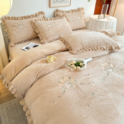 91家纺网 家纺一手货源 找家纺 （总）宜凡家纺 2023新款高克重牛奶绒绣花夹棉床盖四件套