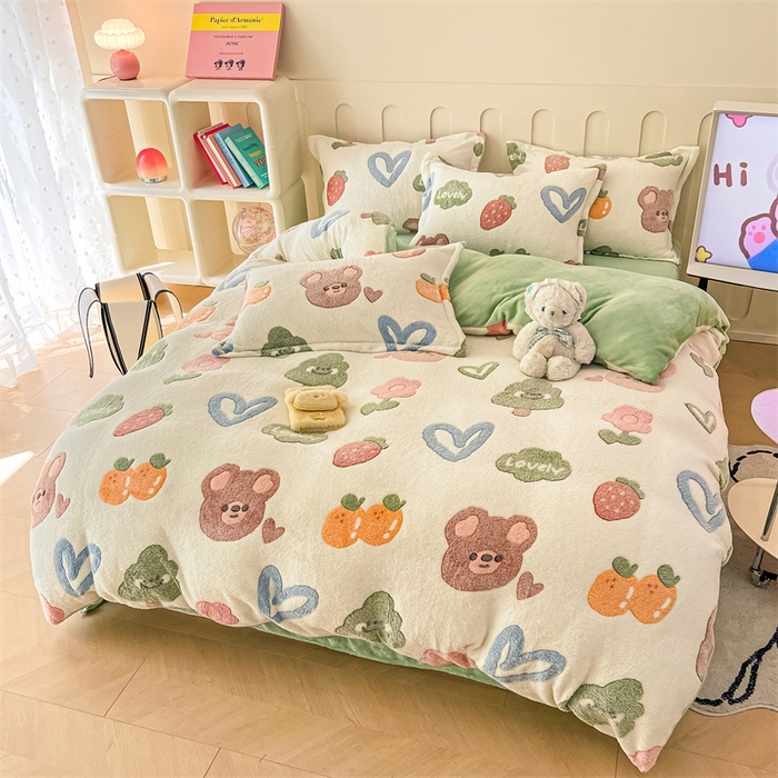 91家纺网 家纺一手货源 找家纺 苏拉家居 2023新款5D雕花雪花绒四件套 水果小熊