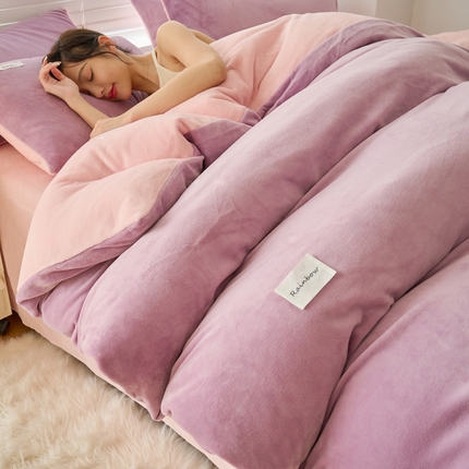 91家纺网 家纺一手货源 找家纺 晨曦 2023新款ins简约风牛奶绒双拼四件套可拆洗冬被 糯糯紫粉