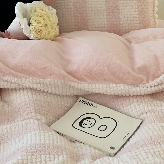 91家纺网 家纺一手货源 找家纺 玛奇朵 2023新款秋冬新品泰兔绒提花-朵以系列四件套 朵以-粉