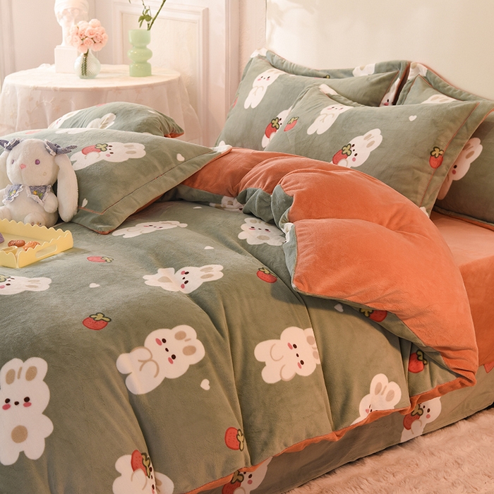 91家纺网 家纺一手货源 找家纺 2025新款冰岛臻棉绒印花系列牛奶绒小号三件套 草莓兔-绿