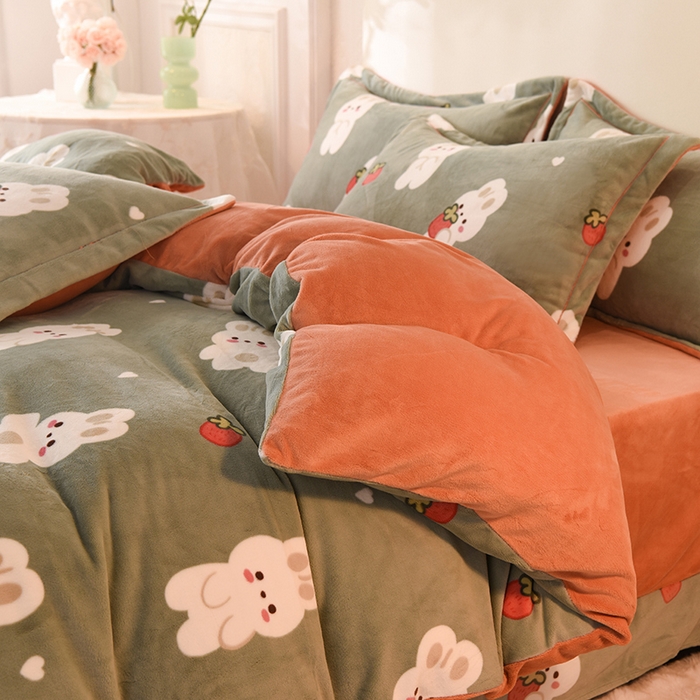 91家纺网 家纺一手货源 找家纺 2025新款冰岛臻棉绒印花系列牛奶绒小号三件套 草莓兔-绿