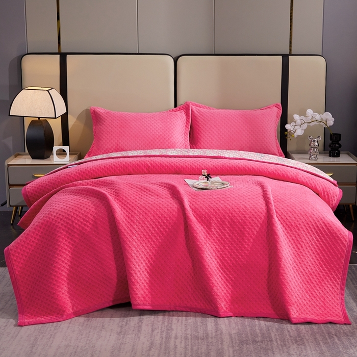 91家纺网 家纺一手货源 找家纺 晶缦家纺 2023新款华夫格牛奶绒床盖三件套 华夫格-玫红