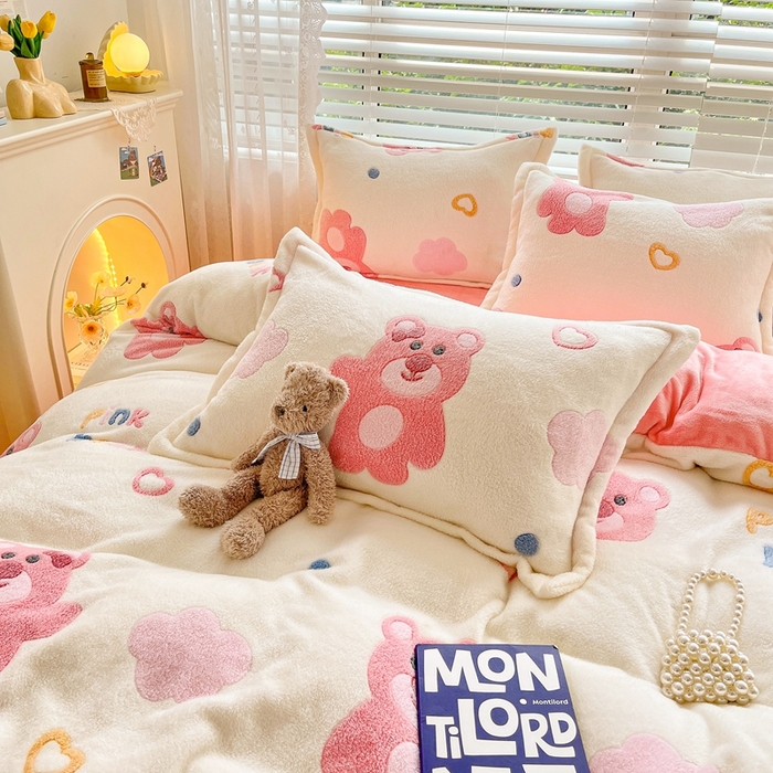 91家纺网 家纺一手货源 找家纺 苏拉家居 2023新款5D雕花雪花绒四件套 草莓熊