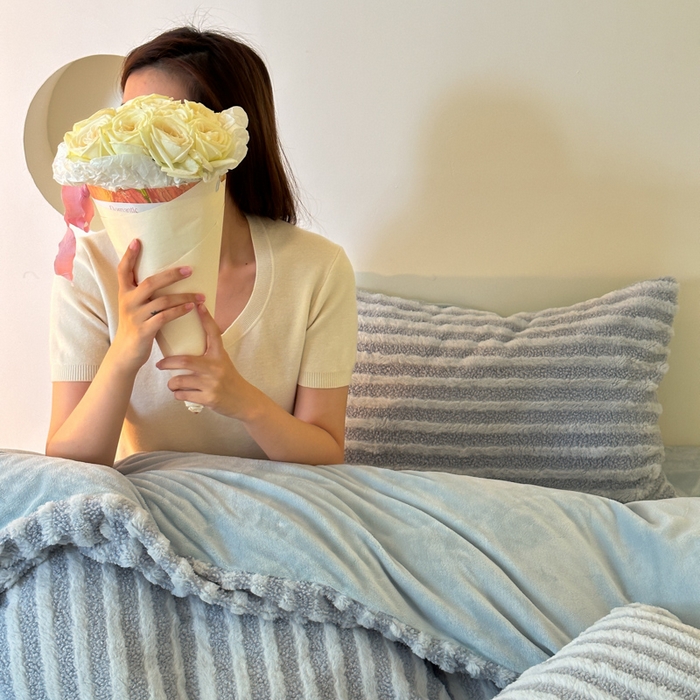 91家纺网 家纺一手货源 找家纺 玛奇朵 2023新款秋冬新品色织泰兔绒系列四件套 泰兔绒-条纹蓝