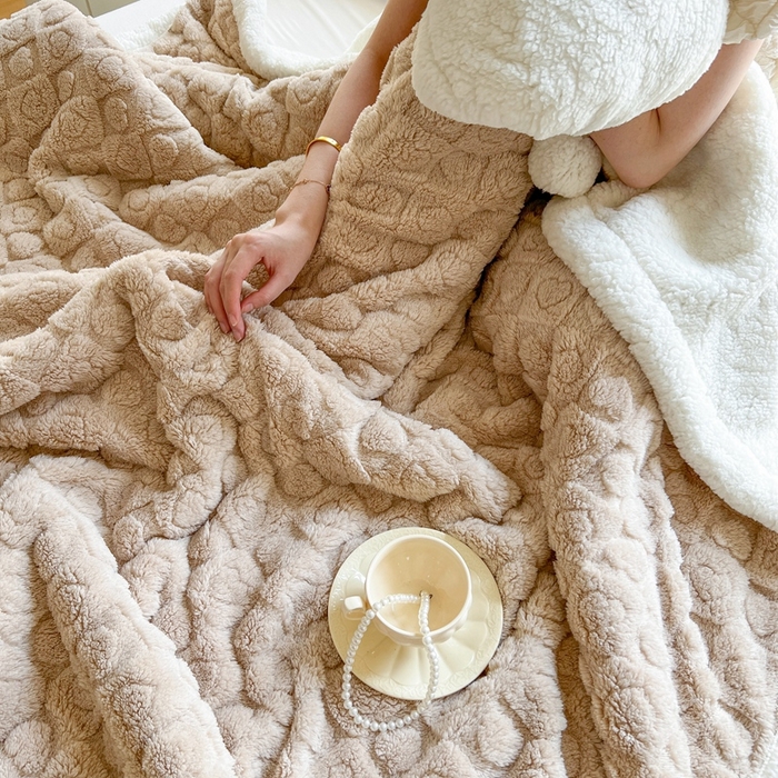 91家纺网 家纺一手货源 找家纺 欧邦 新款提花爱心款塔芙绒羊羔绒双层毛毯 米咖