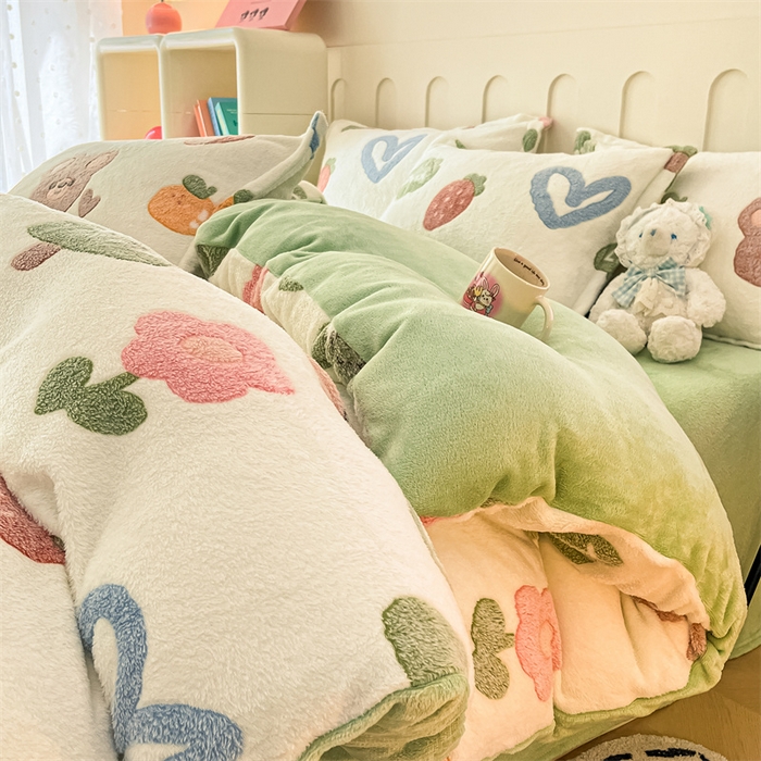 91家纺网 家纺一手货源 找家纺 苏拉家居 2023新款5D雕花雪花绒四件套 水果小熊