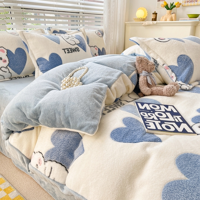 91家纺网 家纺一手货源 找家纺 苏拉家居 2023新款5D雕花雪花绒四件套 爱心熊