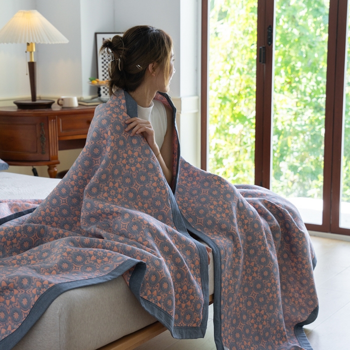 91家纺网 家纺一手货源 找家纺 棠薇 2023新款秋冬全棉三层纱床盖多功能纱布毯 太阳神橙蓝