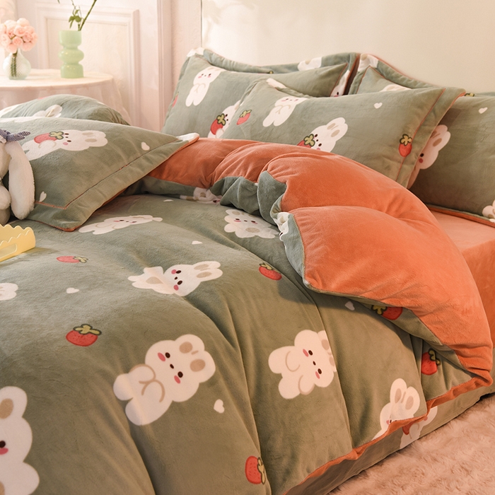 91家纺网 家纺一手货源 找家纺 2025新款冰岛臻棉绒印花系列牛奶绒小号三件套 草莓兔-绿