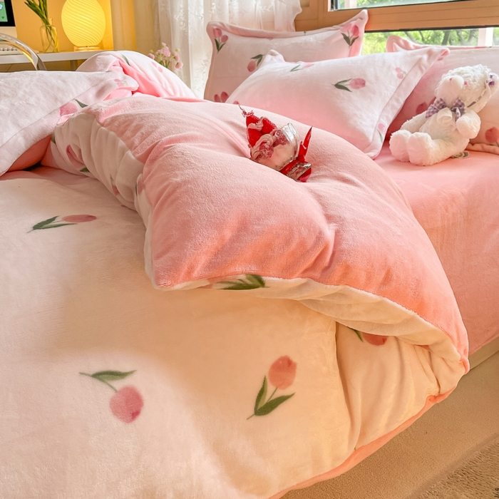 91家纺网 家纺一手货源 找家纺 慕澄家纺 2023新款小清新牛奶绒印花四件套 粉小花