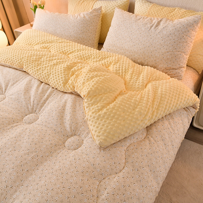 91家纺网 家纺一手货源 找家纺 圣楚家纺  2024新款豆豆绒保暖冬被 小睡棉黄