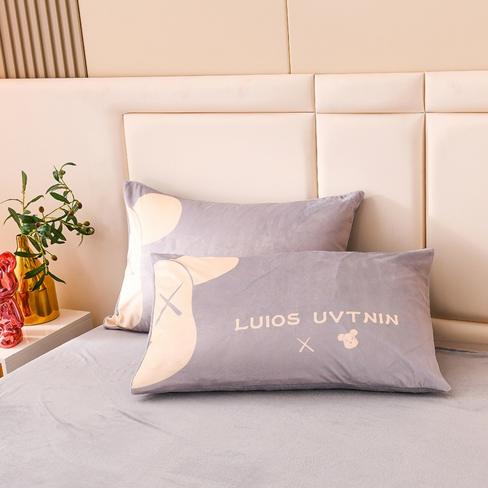 91家纺网 家纺一手货源 找家纺 爵仕家纺 2023新款暴力熊牛奶绒系列四件套 半脸熊