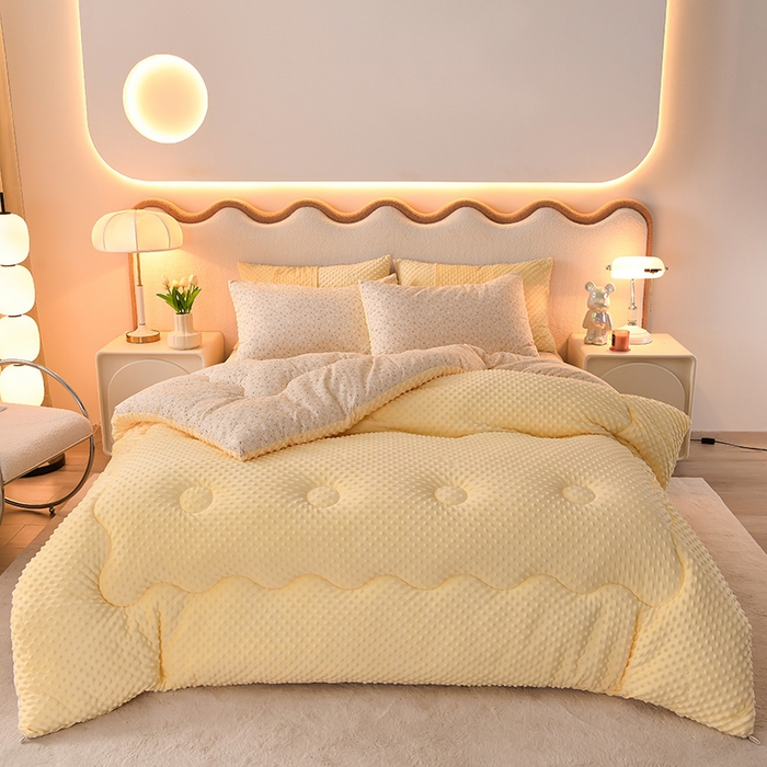 91家纺网 家纺一手货源 找家纺 圣楚家纺  2024新款豆豆绒保暖冬被 小睡棉黄