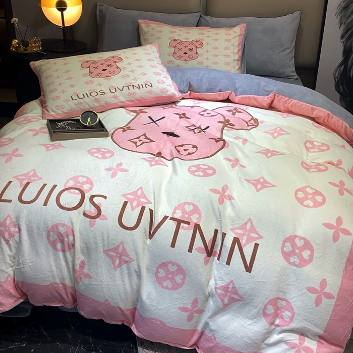 91家纺网 家纺一手货源 找家纺 爵仕家纺 2023新款暴力熊牛奶绒系列四件套 暖暖粉