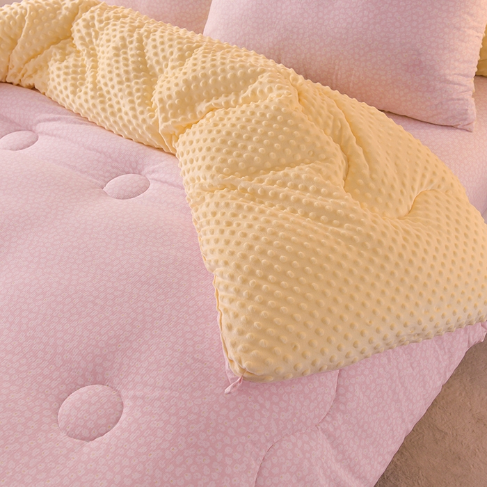 91家纺网 家纺一手货源 找家纺 圣楚家纺  2024新款豆豆绒保暖冬被 樱花点点