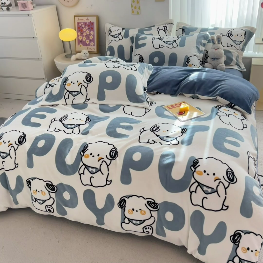 91家纺网 家纺一手货源 找家纺 全季家居2023新款小清新A类高克重加厚印花牛奶绒四件套 字母小狗