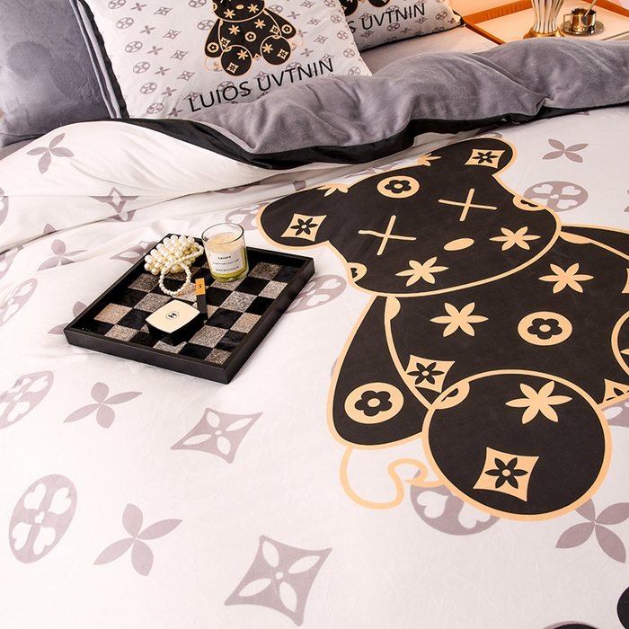 91家纺网 家纺一手货源 找家纺 爵仕家纺 2023新款暴力熊牛奶绒系列四件套 小黑熊