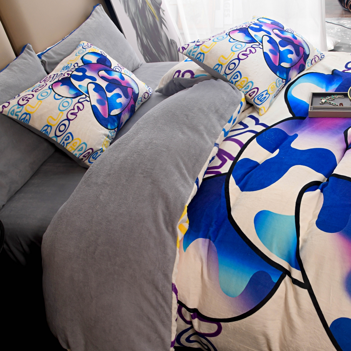 91家纺网 家纺一手货源 找家纺 爵仕家纺 2023新款暴力熊牛奶绒系列四件套 酷玩彩