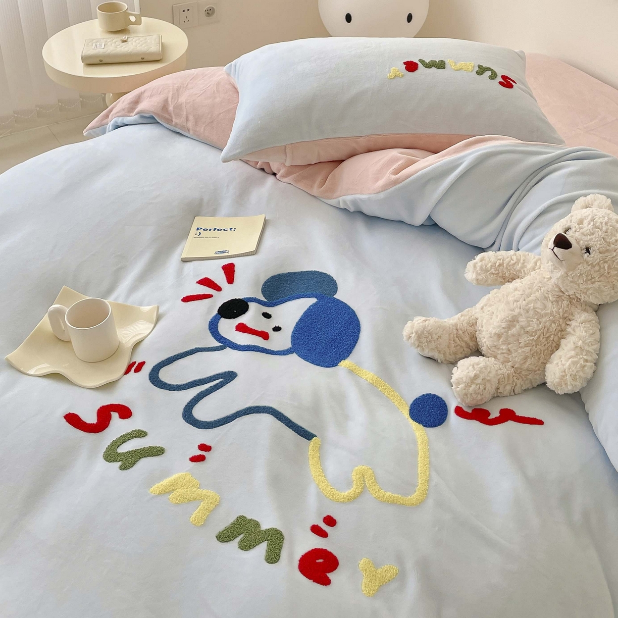 91家纺网 家纺一手货源 找家纺 玛奇朵 2023新款秋冬牛奶绒多巴胺彩色线条毛巾绣四件套 飞跃小狗-蓝