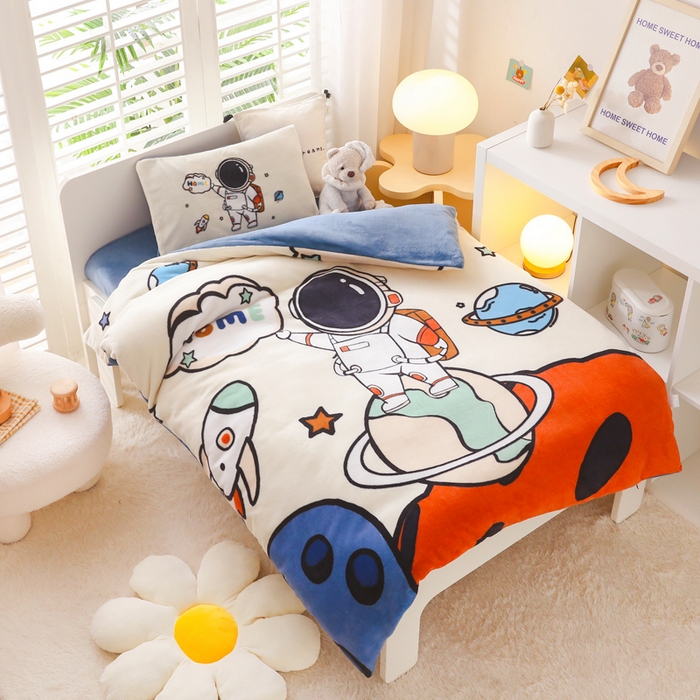 91家纺网 家纺一手货源 找家纺 鱼宝 2023新款大版牛奶绒婴童套件 快乐星球白