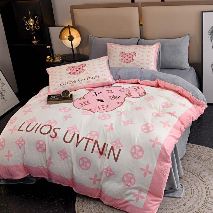 91家纺网 家纺一手货源 找家纺 爵仕家纺 2023新款暴力熊牛奶绒系列四件套 暖暖粉