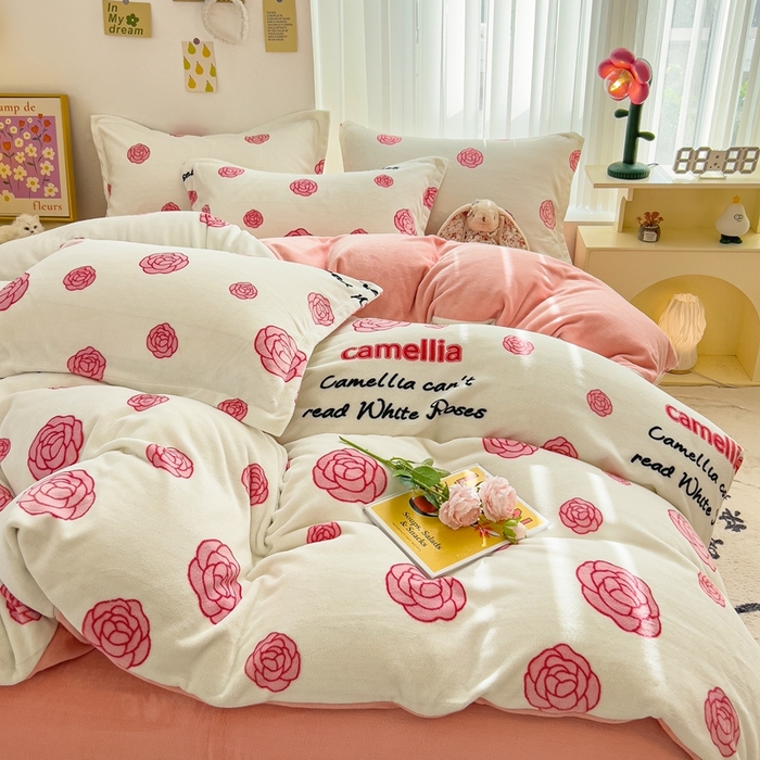 91家纺网 家纺一手货源 找家纺 全季家居2023新款小清新A类高克重加厚印花牛奶绒四件套 山茶花