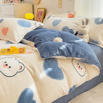 91家纺网 家纺一手货源 找家纺 全季家居2023新款小清新A类高克重加厚印花牛奶绒四件套 爱心熊