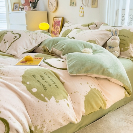 91家纺网 家纺一手货源 找家纺 全季家居2023新款小清新A类高克重加厚印花牛奶绒四件套 开心熊-绿