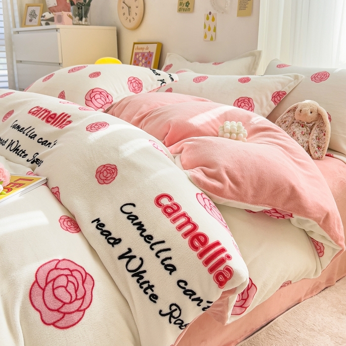 91家纺网 家纺一手货源 找家纺 全季家居2023新款小清新A类高克重加厚印花牛奶绒四件套 山茶花