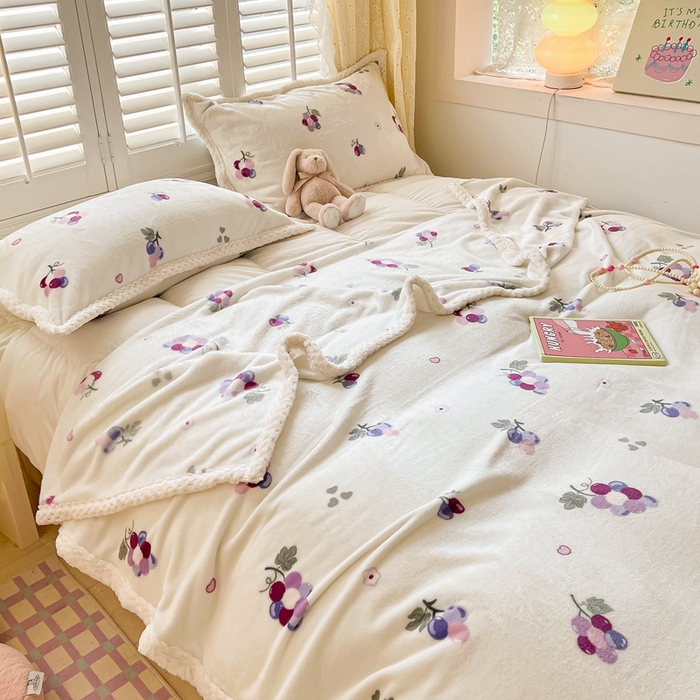 91家纺网 家纺一手货源 找家纺 川悦生活 2023新款双面240克宽边牛奶绒毯子 毛毯葡萄庄园