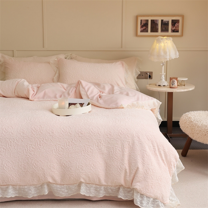 91家纺网 家纺一手货源 找家纺 柚子YOUTH 2023新款雪尼尔花边雕花绒四件套 奔赴 粉