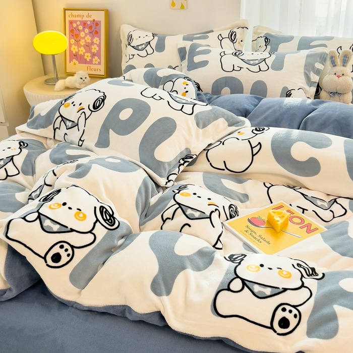 91家纺网 家纺一手货源 找家纺 全季家居2023新款小清新A类高克重加厚印花牛奶绒四件套 字母小狗