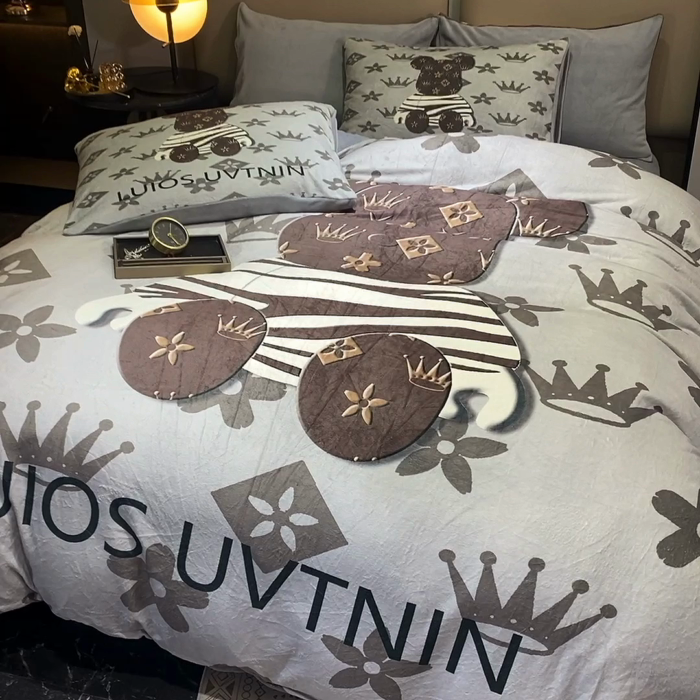 91家纺网 家纺一手货源 找家纺 爵仕家纺 2023新款暴力熊牛奶绒系列四件套 皇冠灰