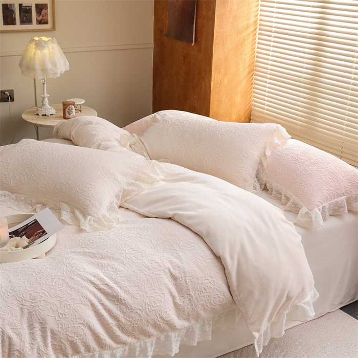 91家纺网 家纺一手货源 找家纺 柚子YOUTH 2023新款雪尼尔花边雕花绒四件套 奔赴 白